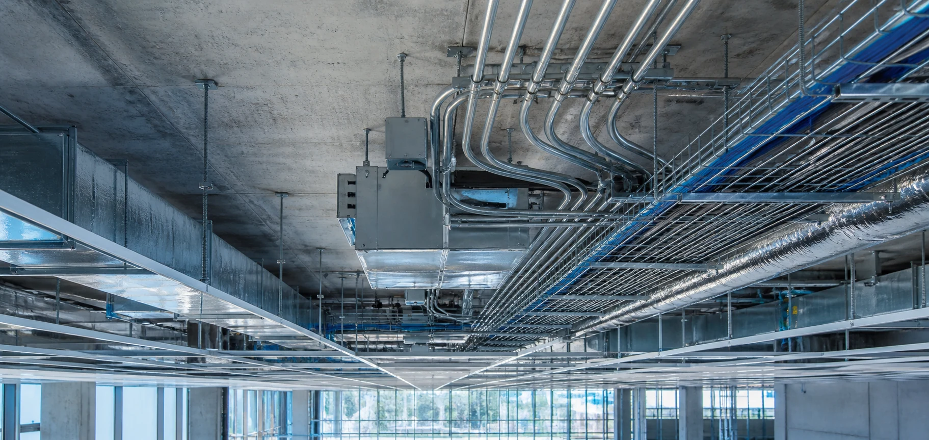 Instalaciones eléctricas y MEP coordinadas sobre un cielo suspendido