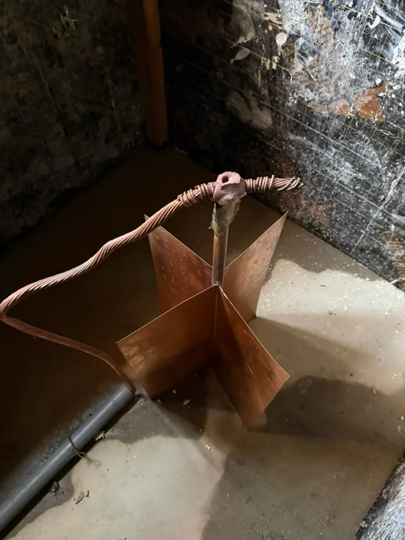 Placas de cobre y conductor trenzado dentro del cajón